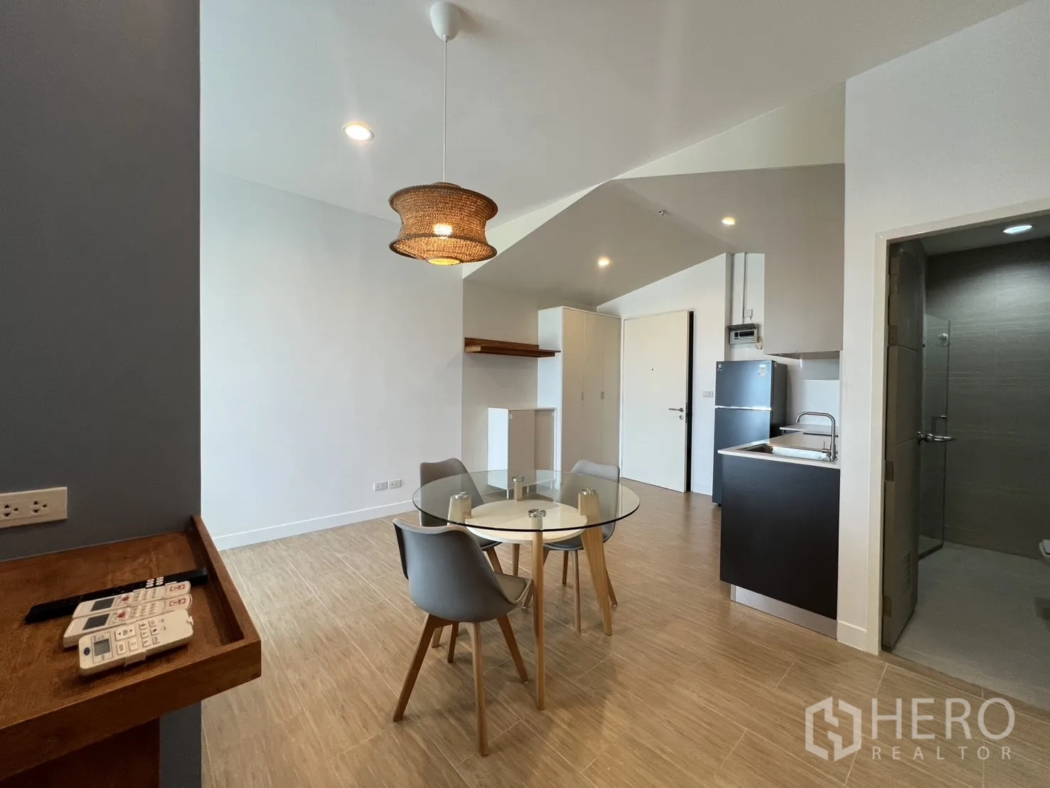 公寓 for rent in Bang Kapi, Bangkok - 餐区临近小厨房，旁边是铺砖的浴室入口。