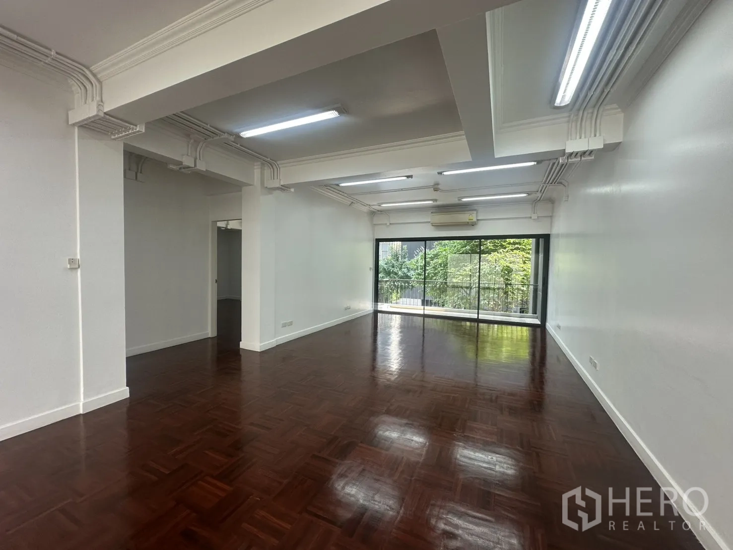 办公室 for rent in Watthana, Bangkok - 宽敞开放办公区，木地板抛光，顶部照明完善。