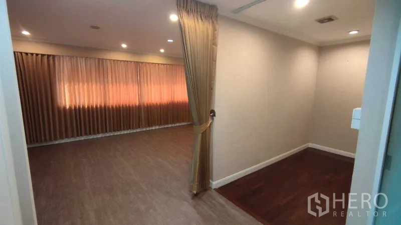 สำนักงานที่บ้าน ให้เช่าในWatthana, Bangkok - ห้องอเนกประสงค์พื้นลายไม้ แบ่งสัดส่วนด้วยผ้าม่านและไฟดาวน์ไลท์