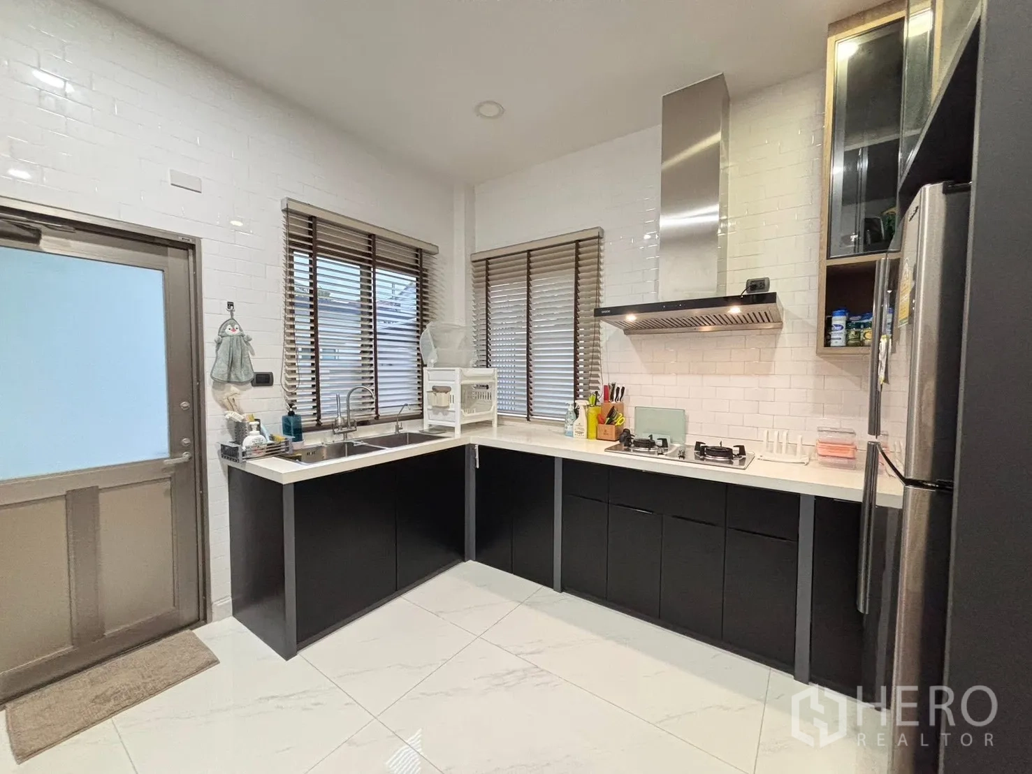 บ้านเดี่ยว for rent in Bang Phli, Samut Prakan - มุมครัวอีกด้านพร้อมอ่างล้างจานคู่และผนังกระเบื้องสีขาว