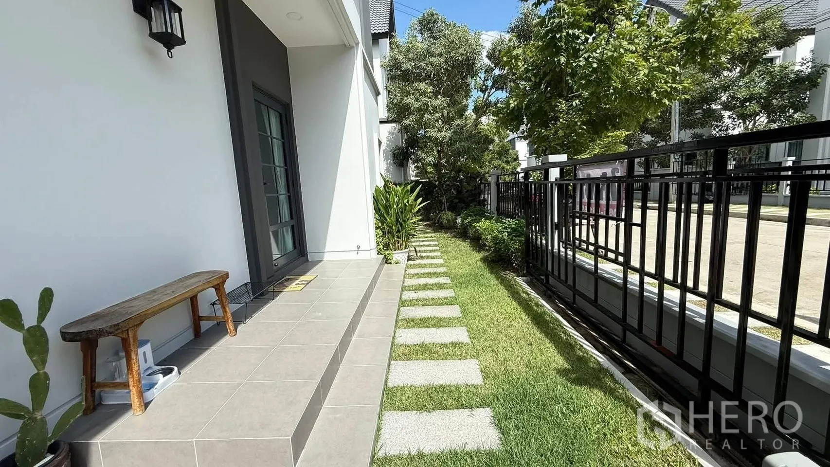 บ้านเดี่ยว for rent in Bang Phli, Samut Prakan - มุมรับแขกเห็นเคาน์เตอร์บาร์ บันได และชั้นวางของด้านหลังโซฟา L-Shape