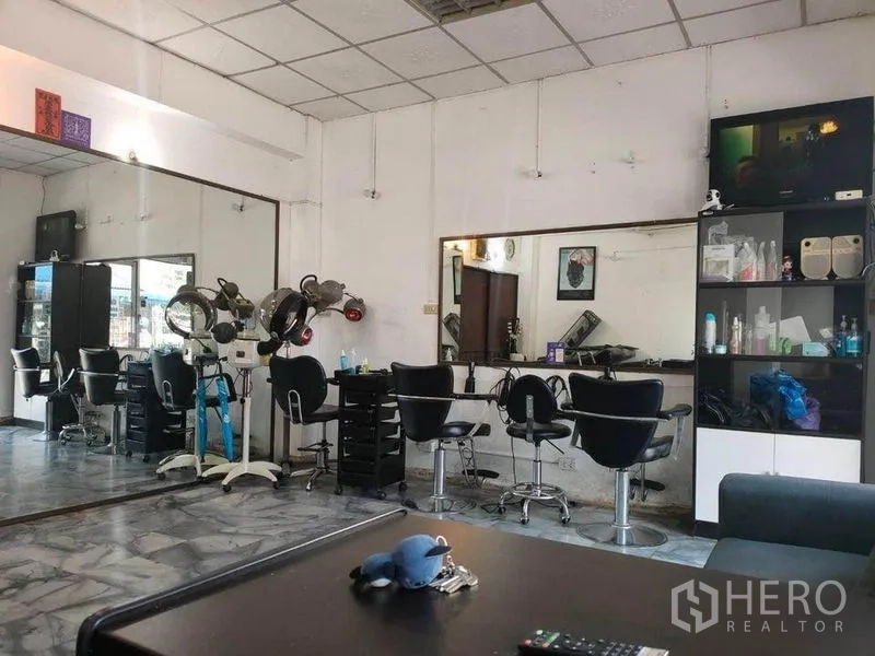 ทาวน์เฮาส์ ขายในBang Phlat, Bangkok - โต๊ะทำผมพร้อมอุปกรณ์ ชั้นเก็บของ และทีวีติดผนัง