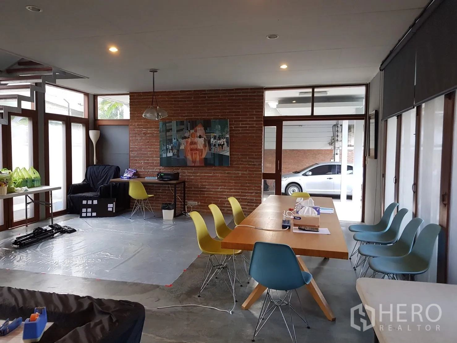สำนักงานที่บ้าน ให้เช่าในWatthana, Bangkok - โถงทำงานรวม โต๊ะยาว เก้าอี้หลายตัว ผนังอิฐ หน้าต่างรอบด้าน