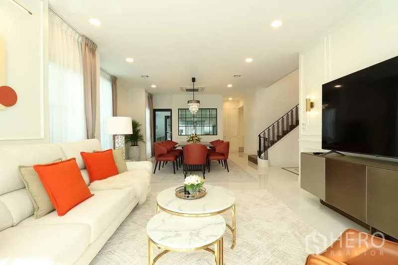 Detached House for rent in Saphan Sung, Bangkok - Bright kitchen with marble backsplash, cream cabinetry and access door to service area.