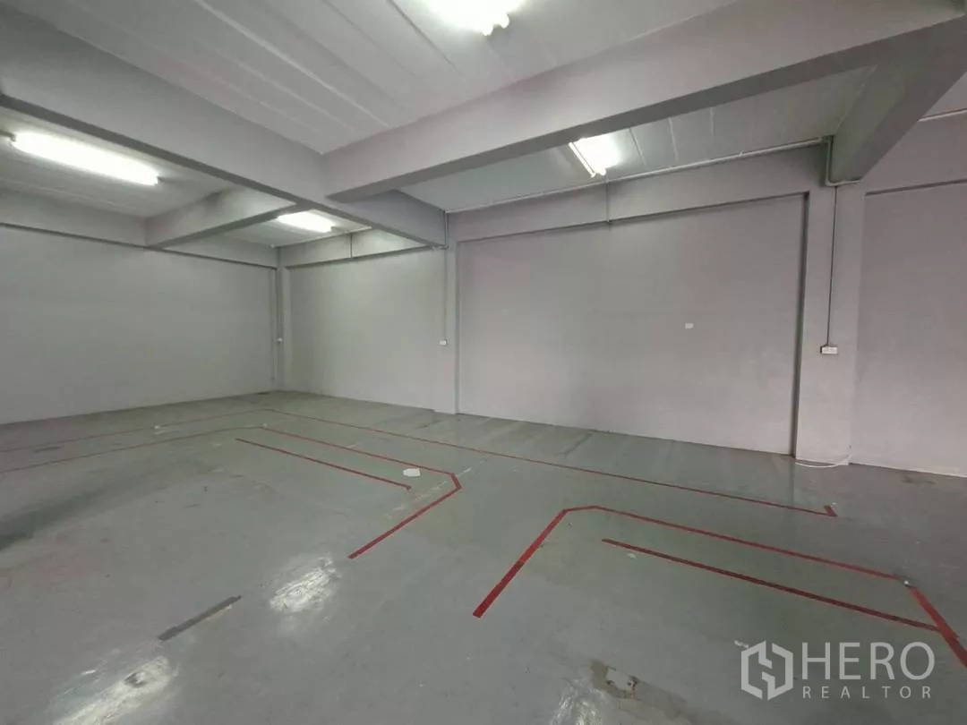 Warehouse for rent in Suan Luang, Bangkok - Open-plan room suitable for office or storage with bright strip lighting.