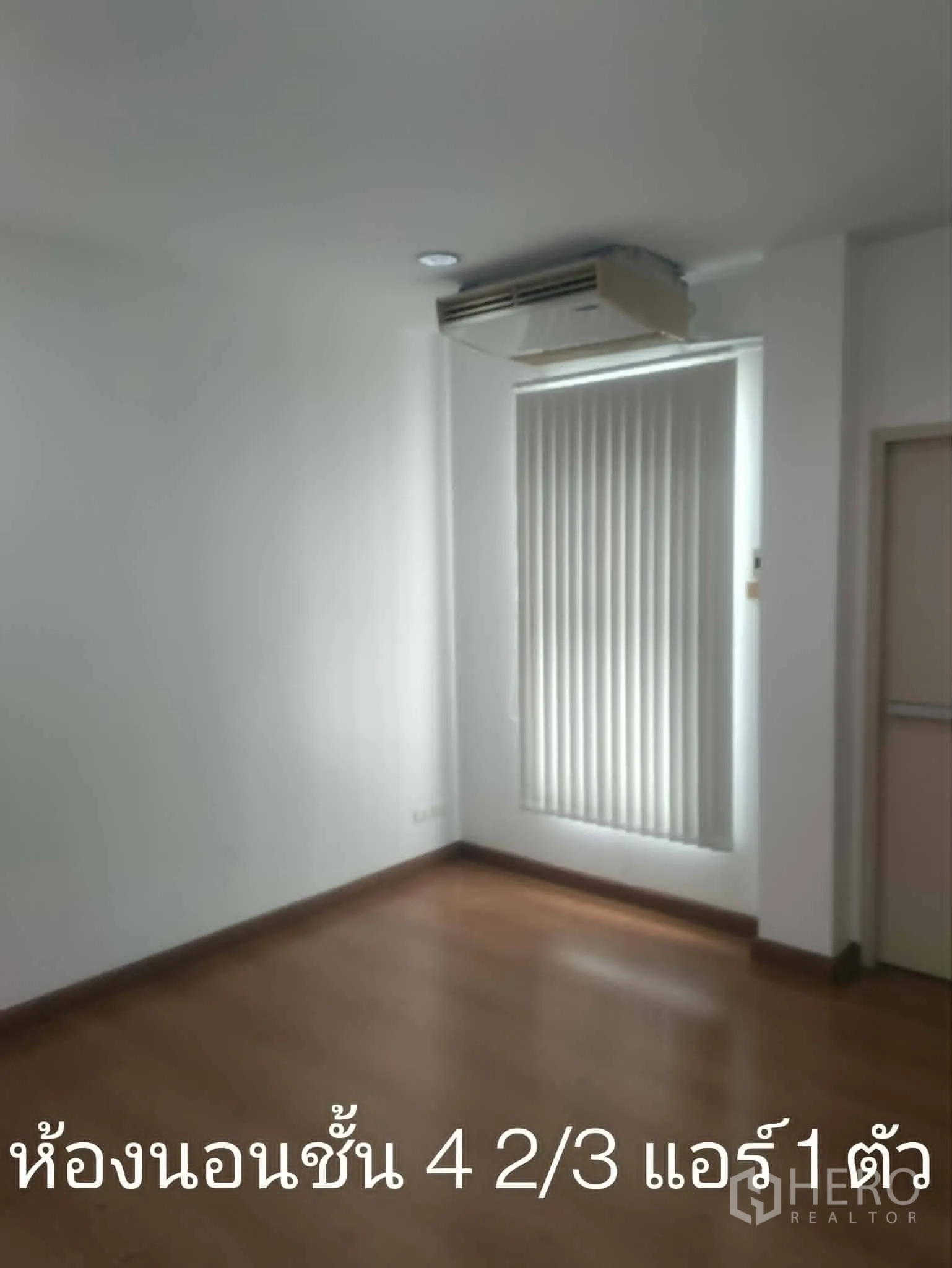 家庭办公室 for rent in Lat Phrao, Bangkok - 角落卧室，木地板、竖百叶与吊顶空调。