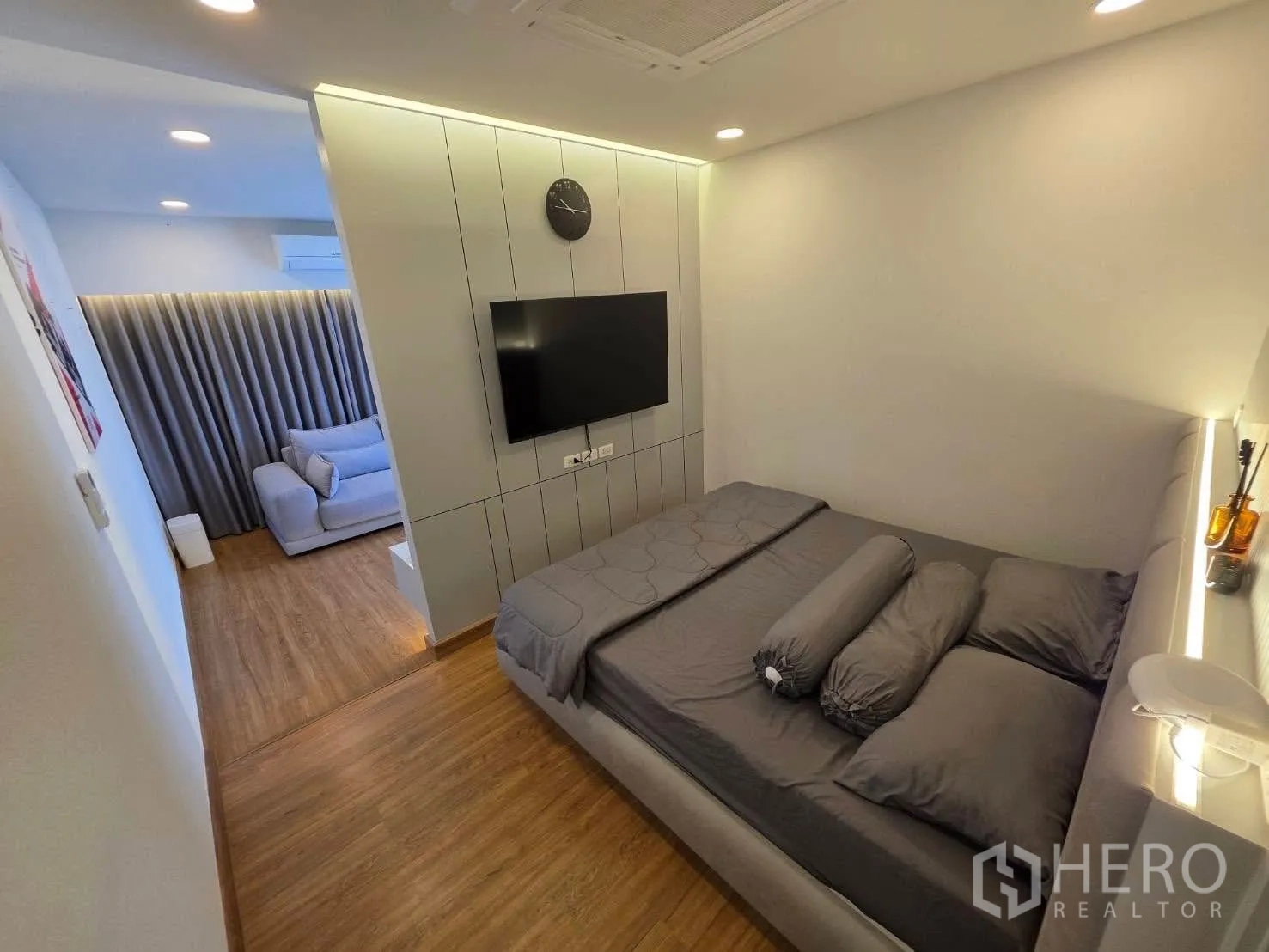 独栋房屋 for rent or sale in Bang Phli, Samut Prakan - 温馨卧室，配电视背景墙并连通休息区。