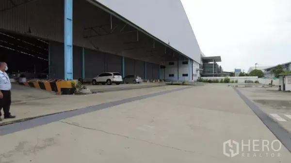Warehouse for rent in Bang Phli, Samut Prakan - Spacious concrete yard beside the warehouse with multiple loading bay doors and easy truck access.