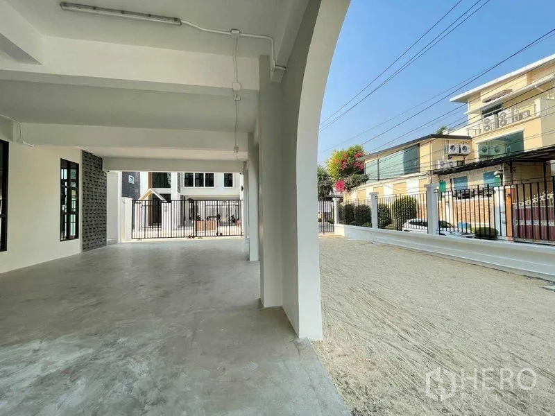 带办公室的家 出租在Bang Kapi, Bangkok - 带顶棚停车与入口通道，院内围栏临静街。