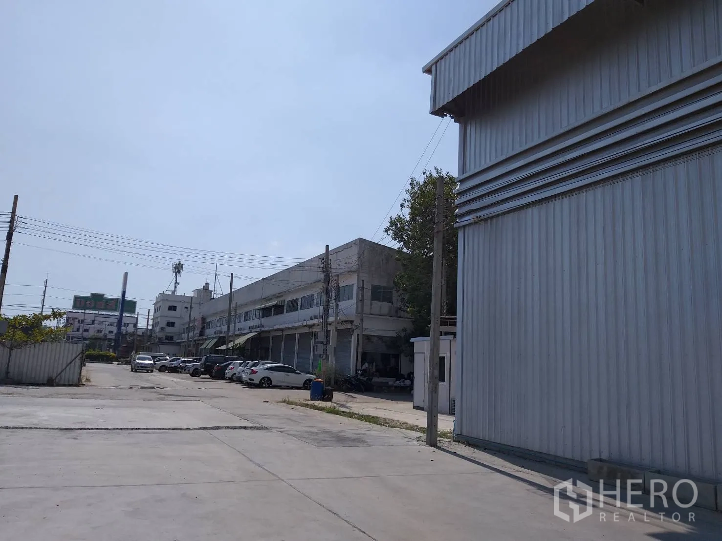 คลังสินค้า ให้เช่าในBang Phli, Samut Prakan - มุมมองบริเวณโครงการ มีลานจอดรถและอาคารพาณิชย์ใกล้เคียง