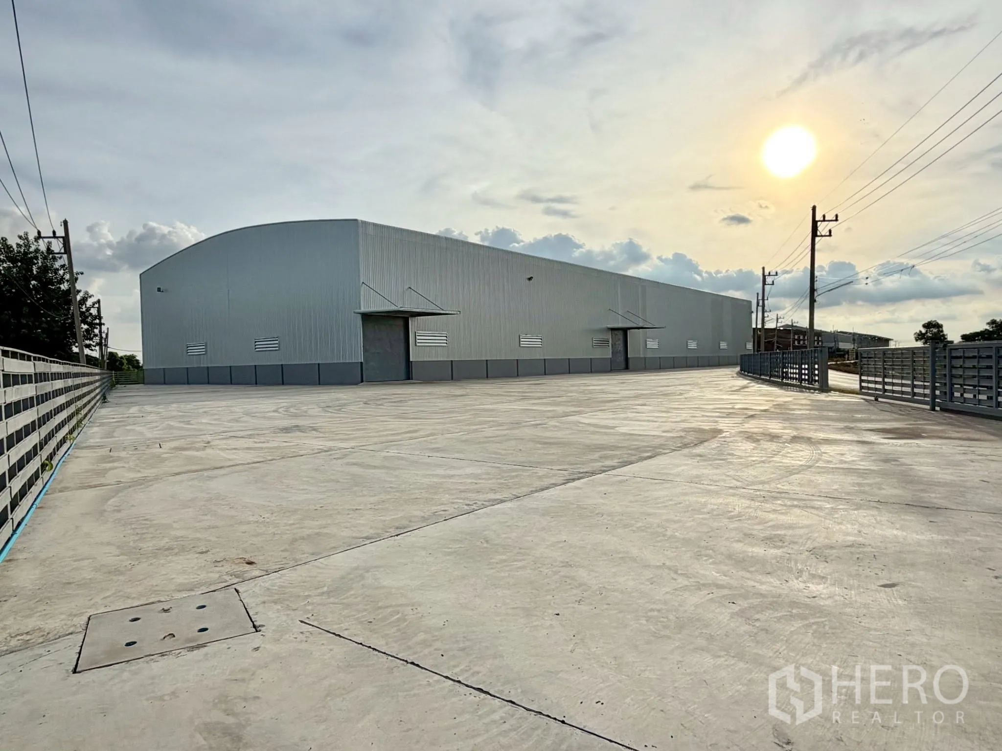 Factory for rent in Uthai, Phra Nakhon Si Ayutthaya - Expansive concrete yard surrounding the factory with fenced boundary and road access.