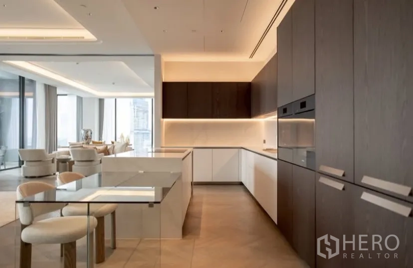 คอนโด ให้เช่าหรือขายในPathum Wan, Bangkok - ครัวทันสมัยมีไอส์แลนด์บาร์ เครื่องใช้บิวท์อิน และไฟใต้ตู้ เชื่อมต่อสู่ห้องนั่งเล่น