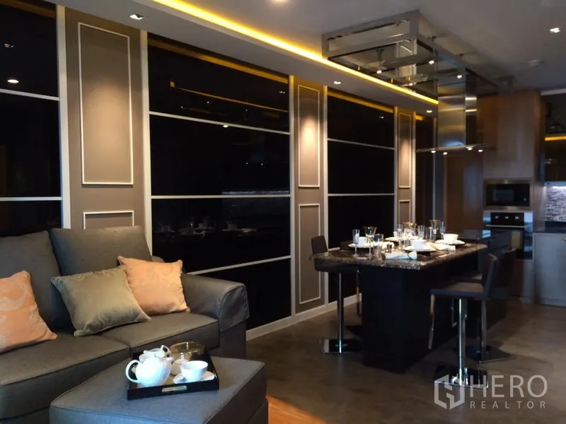 คอนโด ให้เช่าในRatchathewi, Bangkok - โถงนั่งเล่นและรับประทานอาหารแบบเปิด ผนังโทนเข้มและไฟซ่อน