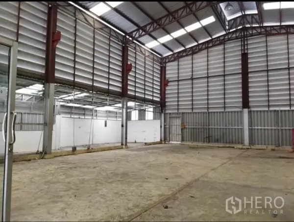Warehouse for rent in Lat Krabang, Bangkok - Open-plan storage area with skylights, louvered walls and wide clear span.