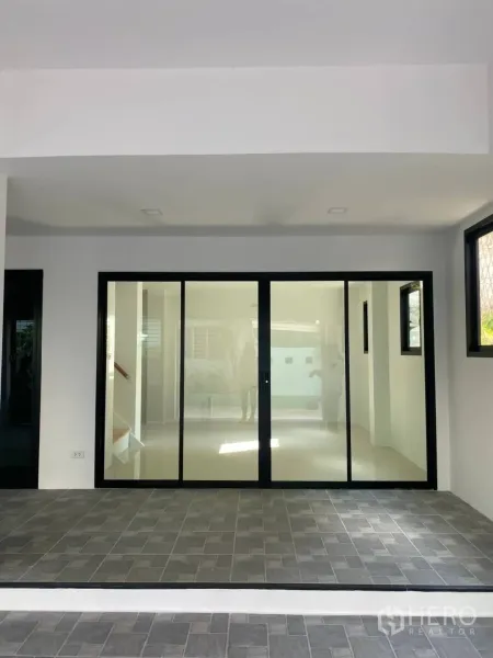 สำนักงานที่บ้าน ขาย - พื้นที่ทางเข้าแบบมีหลังคาพร้อมประตูกระจกบานเลื่อนและลานกระเบื้อง