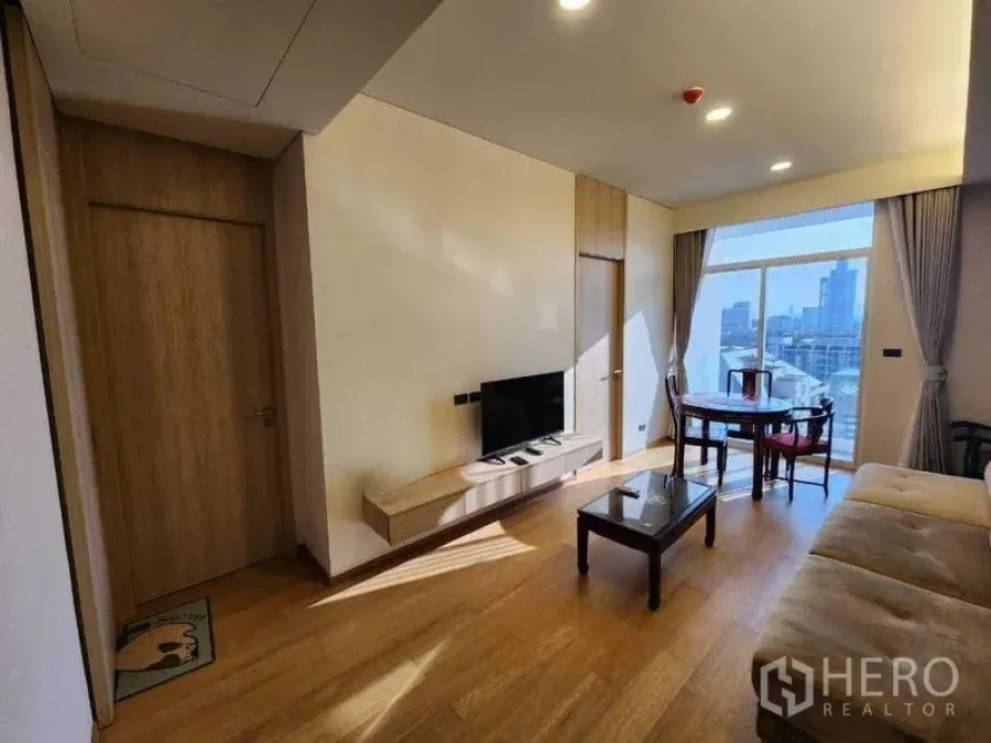 公寓 出租在Khlong Toei, Bangkok - 客厅设沙发、电视柜与餐桌，面向大窗