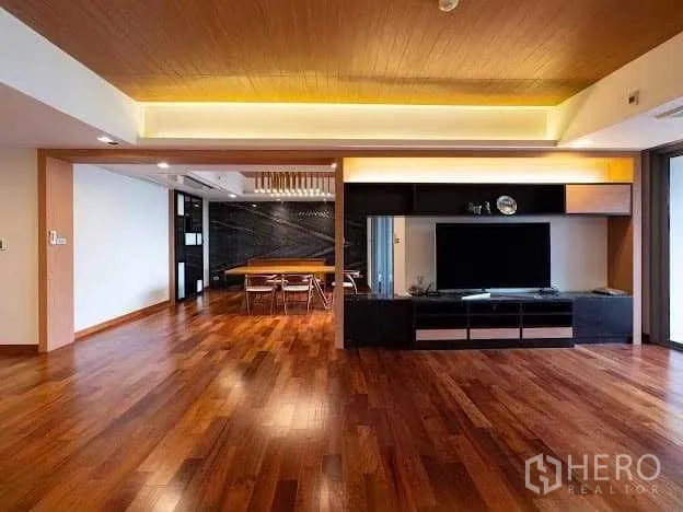 คอนโด ขายในYan Nawa, Bangkok - ห้องนั่งเล่นโอเพ่นแพลน ชุดวางทีวีเชื่อมต่อส่วนทานอาหาร ไฟส่องซ่อนฝ้าและพื้นไม้