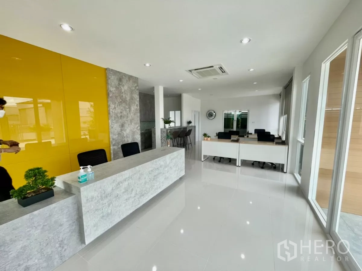 货栈 出售在Lam Luk Ka, Pathum Thani - 开放式办公区，工位整齐，临窗采光充足。