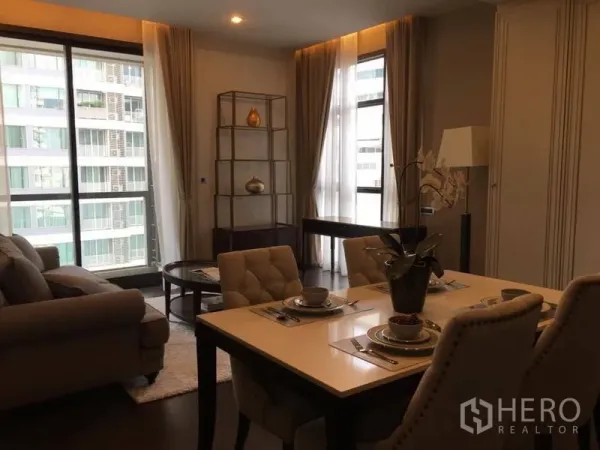 คอนโด ให้เช่าในWatthana, Bangkok - ห้องนั่งเล่นแบบโอเพ่นพร้อมหน้าต่างบานใหญ่ ผ้าม่าน โต๊ะทำงาน และชั้นวางของตกแต่ง