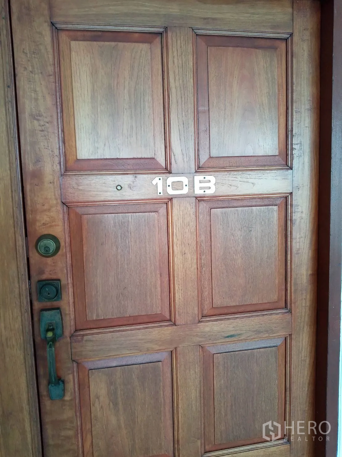 房间 出租在Watthana, Bangkok - 木质入户门，门牌10B，经典五金把手。
