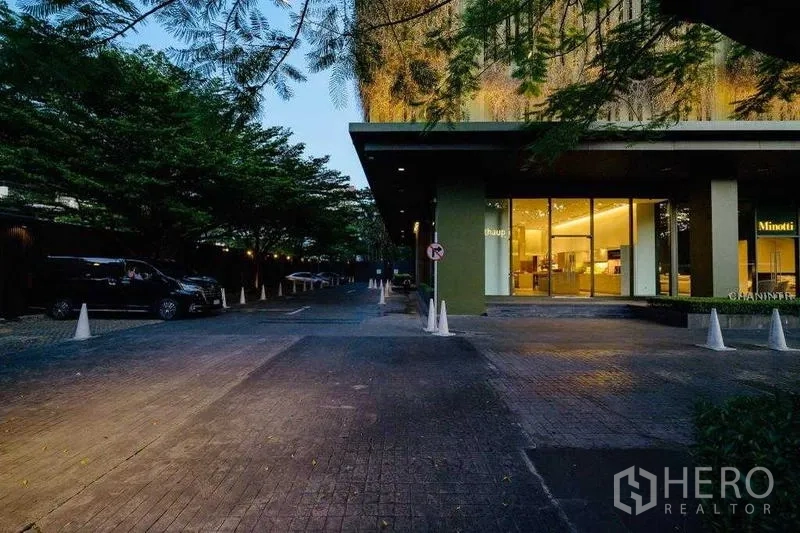 คอนโด ให้เช่าในWatthana, Bangkok - มุมมองยามเย็นทางเข้าอาคารคอนโดและล็อบบี้