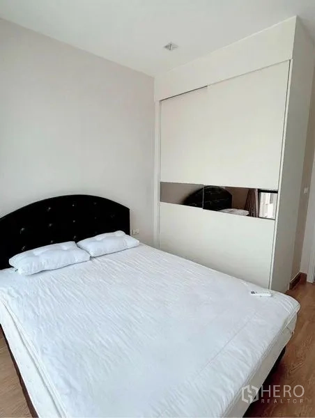 公寓 出租在Watthana, Bangkok - 第二卧室，双人床与镜面推拉衣柜。