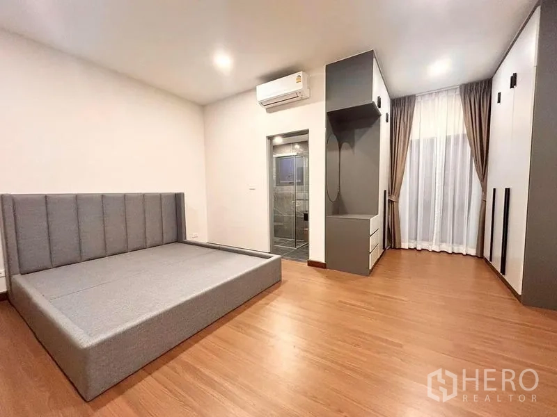 Detached House for rent - Bedroom with grey bed, built-in storage and door to ensuite bathroom.