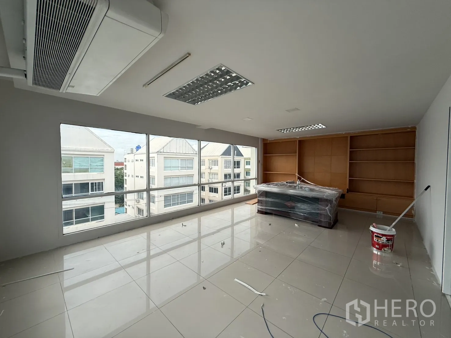 办公空间 出租在Bueng Kum, Bangkok - 行政办公室，环景落地窗、空调与整墙书柜。
