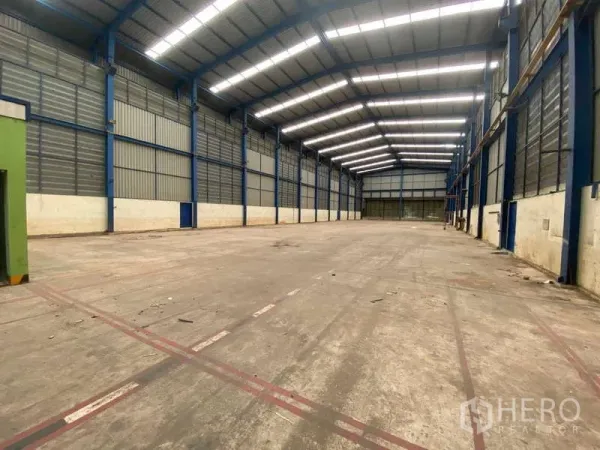 货栈 出租在Lat Lum Kaeo, Pathum Thani - 无柱仓储大厅，金属通风墙体与明亮采光屋面板。