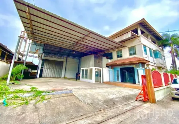 คลังสินค้า ให้เช่าหรือขายในMueang Samut Sakhon, Samut Sakhon - ด้านหน้าโกดัง มีหลังคาโหลดสินค้า อาคารสำนักงานหลายชั้น ลานกว้างและประตูรั้ว
