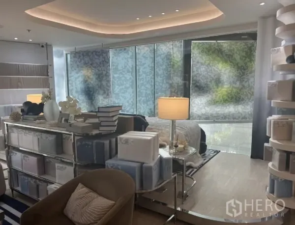 Retail Space for rent in Watthana, Bangkok - Open-plan shop floor with ceiling lights, large windows and merchandising units.