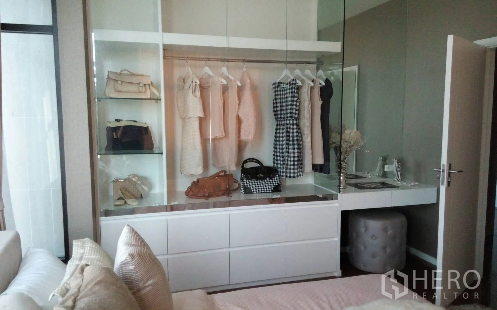 Detached House for rent or sale in Prawet, Bangkok - Walk-in closet with glass doors, built-in drawers and dressing table.