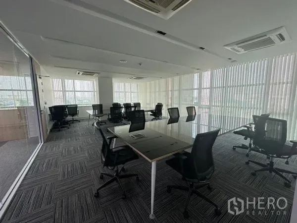 สำนักงาน ให้เช่า - โซนทำงานโอเพ่นสเปซ พื้นพรมไทล์ หน้าต่างสูงพร้อมมู่ลี่แนวตั้ง