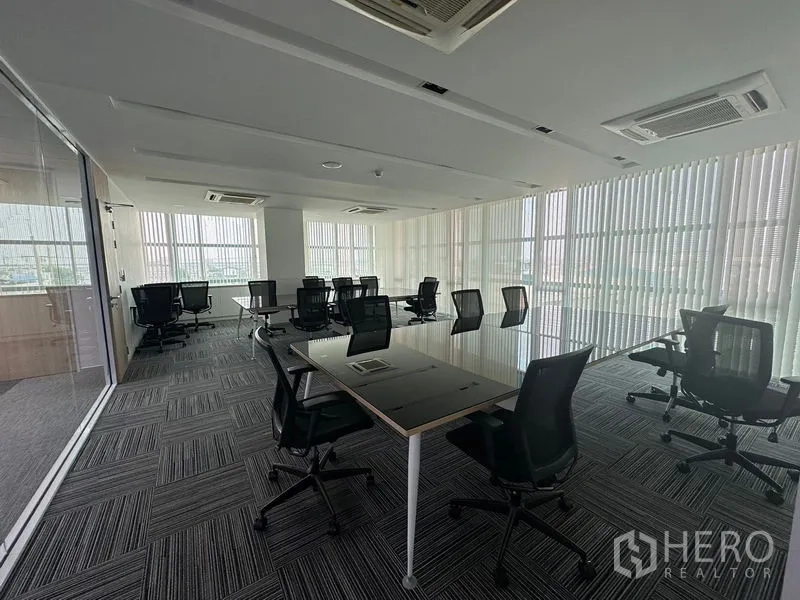 สำนักงาน ให้เช่า - โซนทำงานโอเพ่นสเปซ พื้นพรมไทล์ หน้าต่างสูงพร้อมมู่ลี่แนวตั้ง