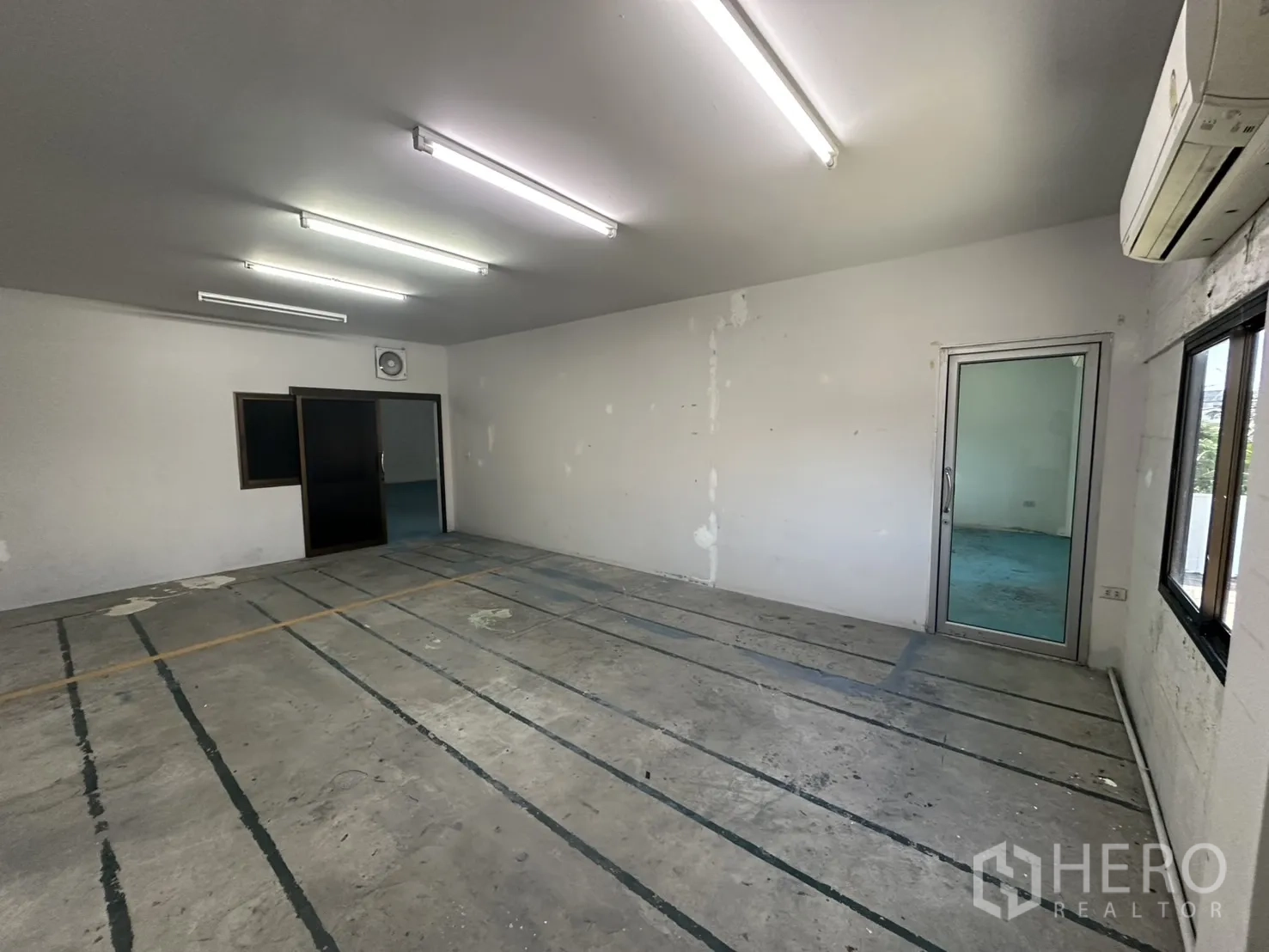 Warehouse for rent in Bang Na, Bangkok - Enclosed workroom with glass door, AC and marked floor.