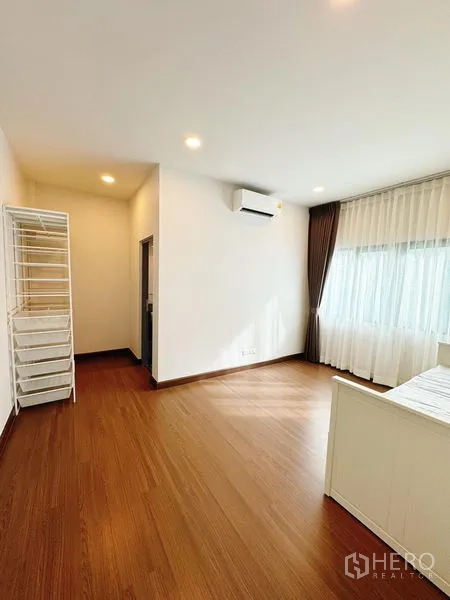 บ้าน ให้เช่าในBang Phli, Samut Prakan - ห้องนอนกว้าง มีแอร์ ทางเข้าห้องน้ำในตัว และพื้นไม้