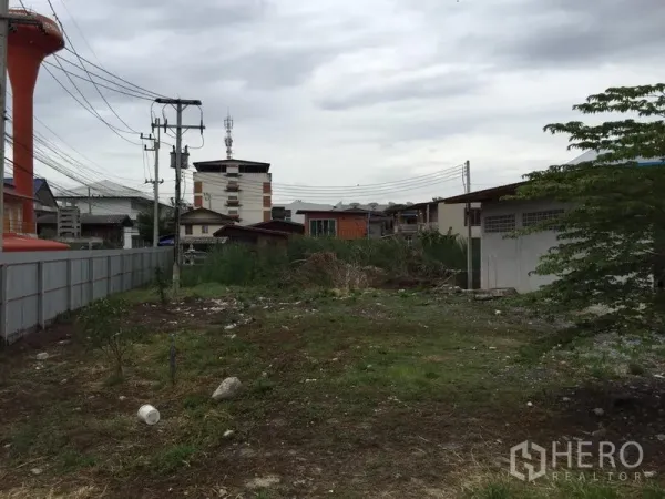 Warehouse for rent in Mueang Pathum Thani, Pathum Thani - Vacant side land within the fenced compound, suitable for parking, storage, or expansion.