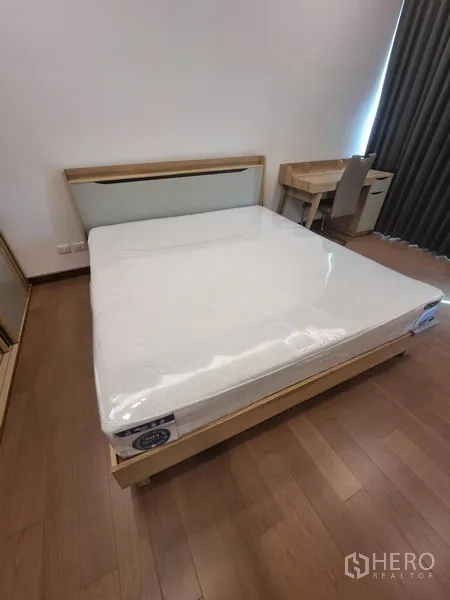 公寓 出租在Ratchathewi, Bangkok - 主卧配大床、木地板、书桌与遮光窗帘