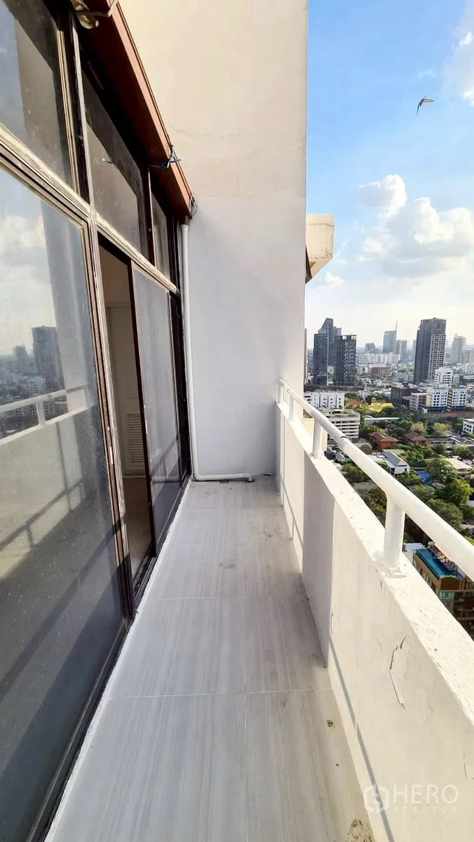 公寓 for rent in Watthana, Bangkok - 狭长阳台，设防护栏，旁接推拉玻璃门，可观城市景色。