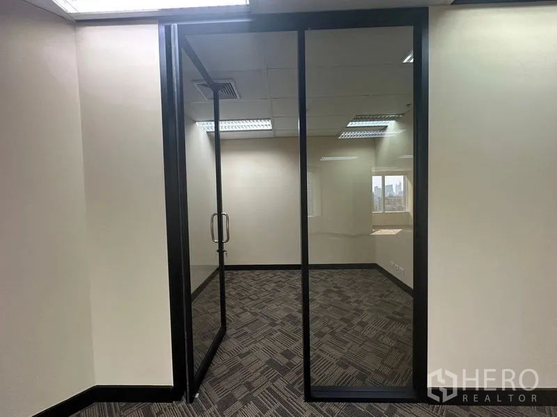สำนักงาน ให้เช่า - ห้องทำงานขนาดกะทัดรัดกั้นกระจกพร้อมประตูและพื้นพรม