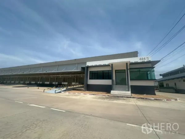 Warehouse for rent in Bang Phli, Samut Prakan - Front view of warehouse office pavilion beside multiple loading docks and canopy.