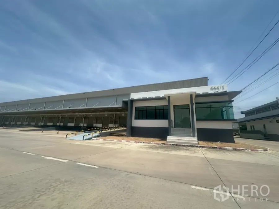 คลังสินค้า ให้เช่าในBang Phli, Samut Prakan - มุมมองด้านหน้าสำนักงานโกดังติดกับประตูท่าขนส่งหลายช่องพร้อมกันสาด
