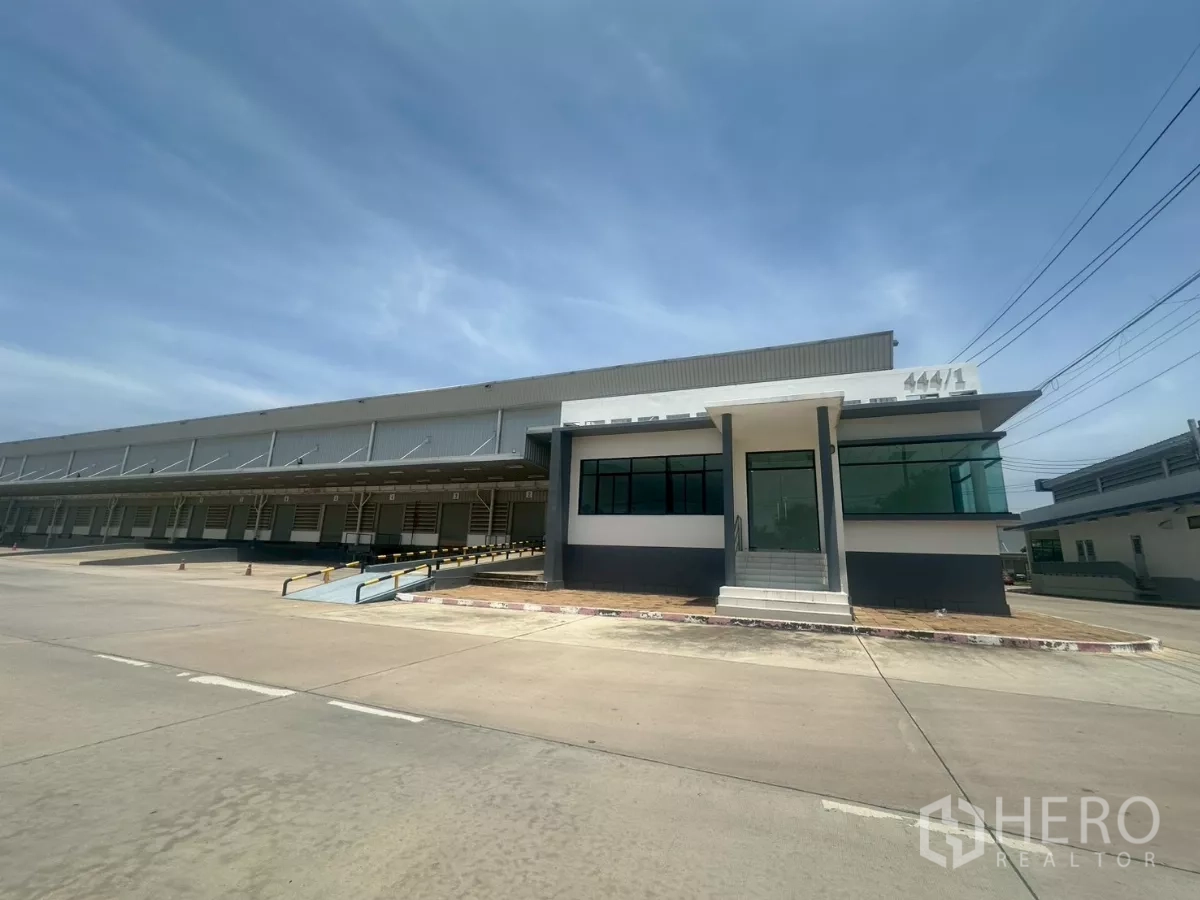 คลังสินค้า ให้เช่าในBang Phli, Samut Prakan - มุมมองด้านหน้าสำนักงานโกดังติดกับประตูท่าขนส่งหลายช่องพร้อมกันสาด