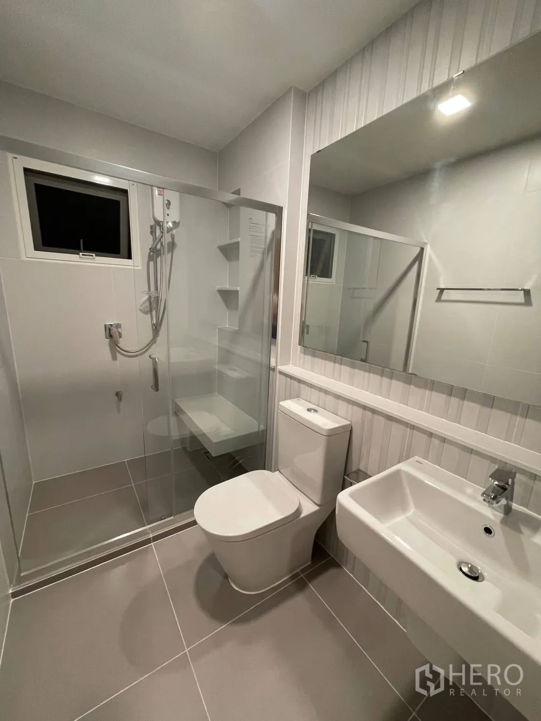 独栋房屋 for rent in Prawet, Bangkok - 现代浴室，玻璃淋浴房、坐便与面盆。