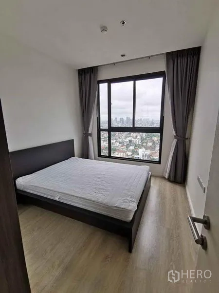 公寓 出租或出售在Din Daeng, Bangkok - 第二卧室，大窗城市景观。