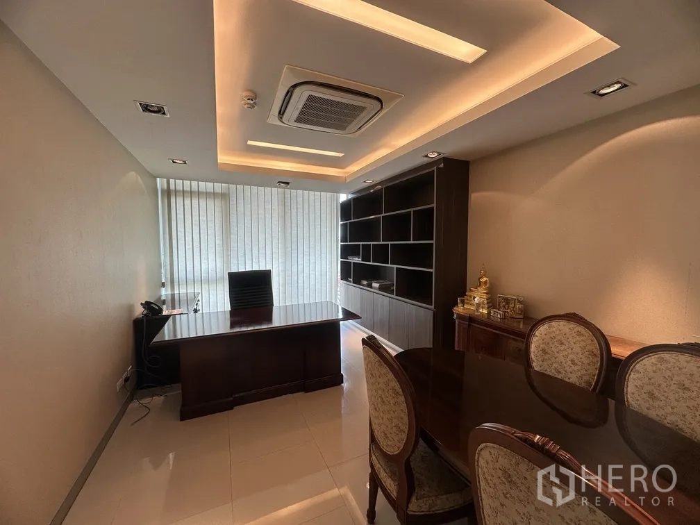 工厂 for rent in Lam Luk Ka, Pathum Thani - 行政办公室，格栅天花与内置书柜和小型会议桌。