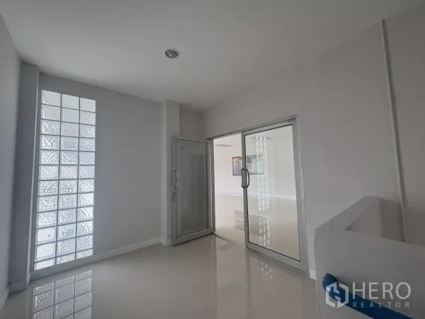 Factory for rent in Bang Phli, Samut Prakan - Entrance lobby featuring a glass-block wall and sliding glass doors to the office area.