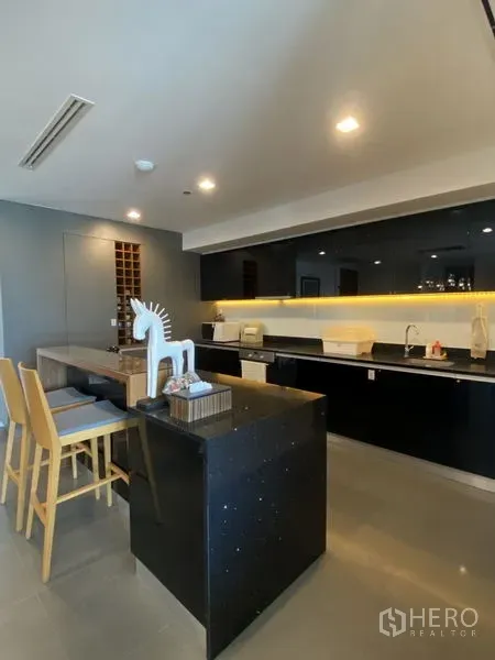 คอนโด ให้เช่าในKhlong San, Bangkok - ไอส์แลนด์ครัวร่วมสมัยพร้อมสตูลบาร์และตู้บิวท์อินเรียบหรู