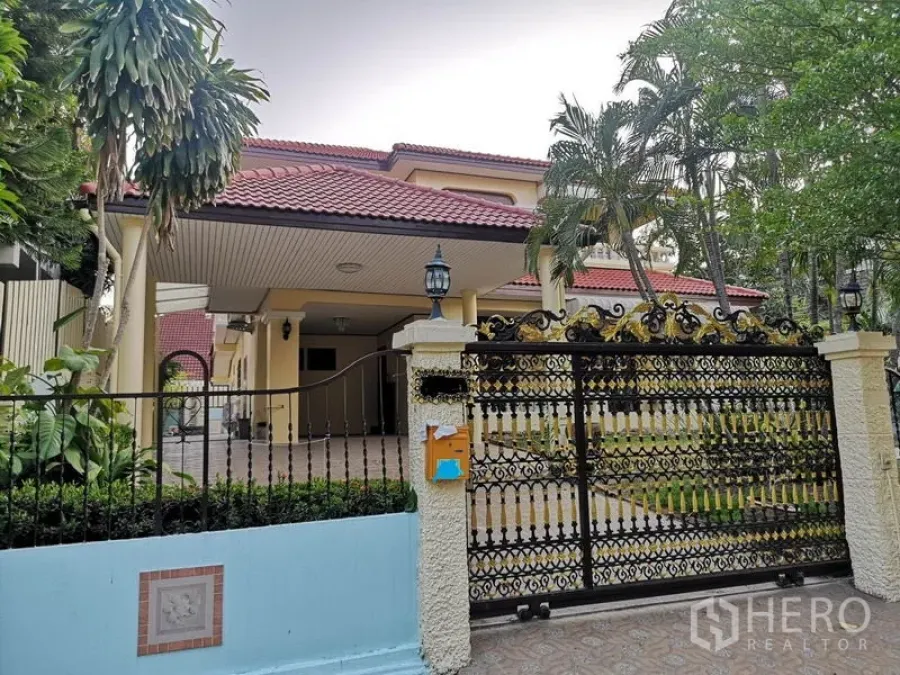 Detached House for sale - Gated two-storey detached house with red tile roof, driveway and mature palm trees.