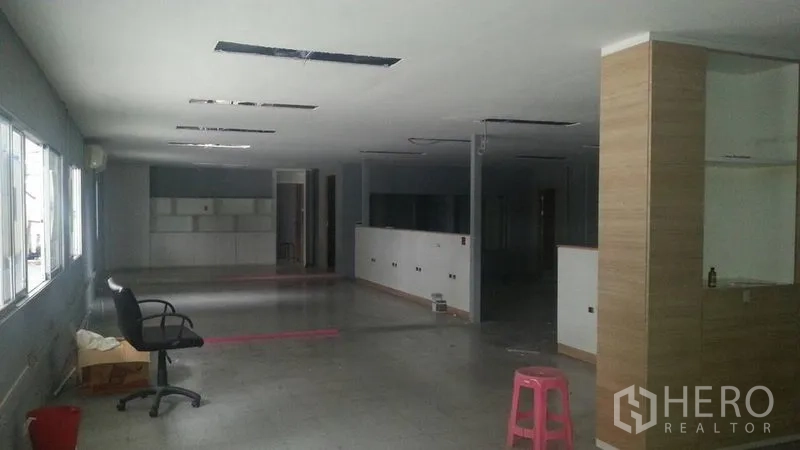 Retail Space for rent in Khlong Toei, Bangkok - Unfinished retail room with long windows, built-in counters and ample open space.